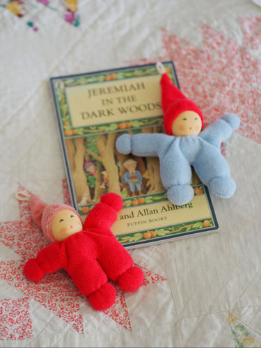 Wichtel Rattle Doll Red