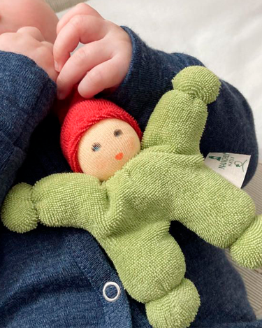 Wichtel Rattle Doll Green